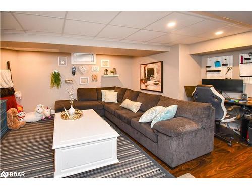 452 Greenwood Drive, Essa, ON - Indoor Photo Showing Living Room