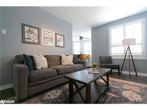 33 Logan Court, Barrie, ON - Indoor Photo Showing Living Room