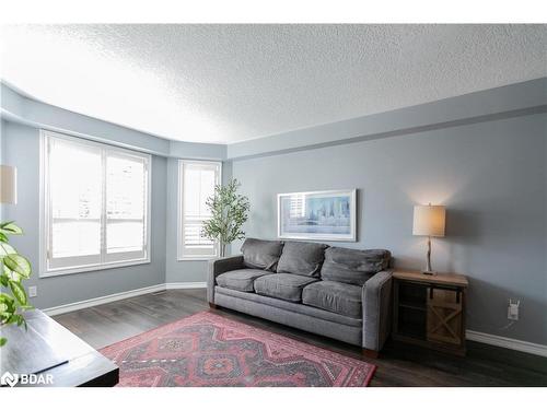 33 Logan Court, Barrie, ON - Indoor Photo Showing Living Room