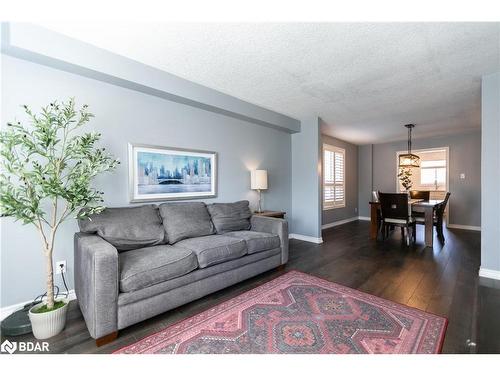 33 Logan Court, Barrie, ON - Indoor Photo Showing Living Room