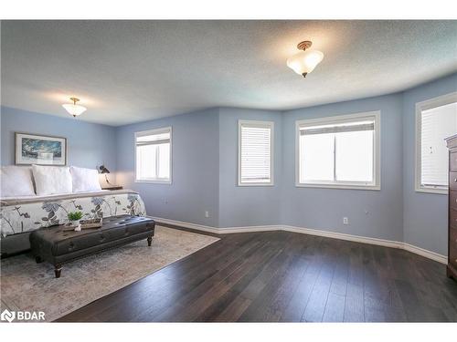 33 Logan Court, Barrie, ON - Indoor Photo Showing Bedroom