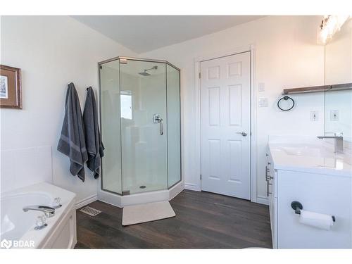 33 Logan Court, Barrie, ON - Indoor Photo Showing Bathroom