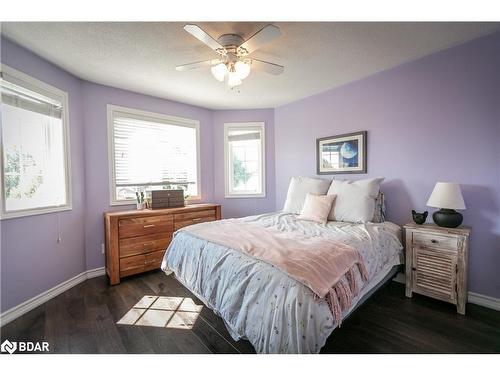 33 Logan Court, Barrie, ON - Indoor Photo Showing Bedroom