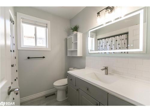 33 Logan Court, Barrie, ON - Indoor Photo Showing Bathroom