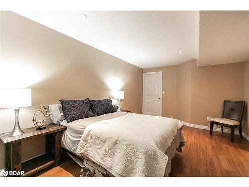 33 Logan Court, Barrie, ON - Indoor Photo Showing Bedroom