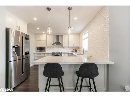 33 Logan Court, Barrie, ON - Indoor Photo Showing Kitchen With Upgraded Kitchen