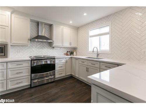 33 Logan Court, Barrie, ON - Indoor Photo Showing Kitchen With Upgraded Kitchen