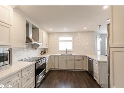 33 Logan Court, Barrie, ON - Indoor Photo Showing Kitchen With Upgraded Kitchen