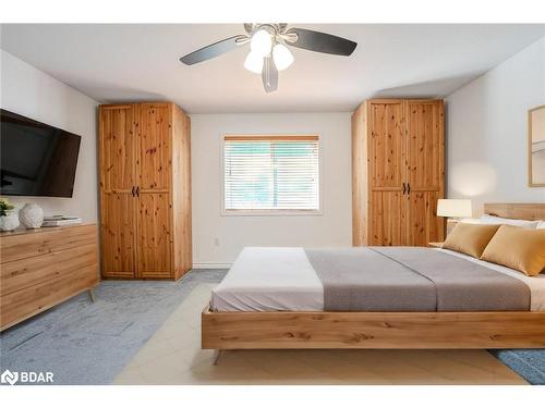 29 Melville Court, Oro-Medonte, ON - Indoor Photo Showing Bedroom