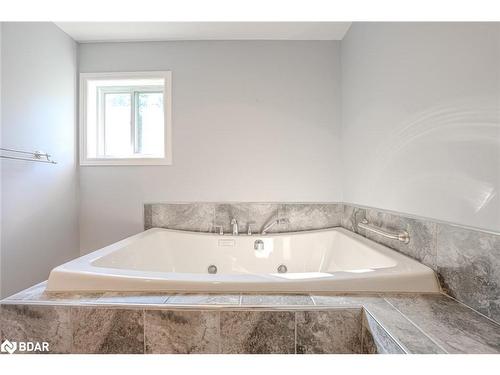 29 Melville Court, Oro-Medonte, ON - Indoor Photo Showing Bathroom