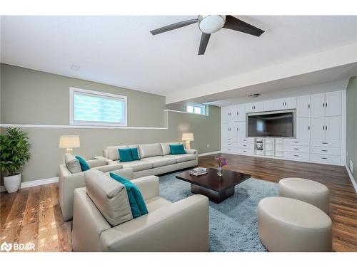 29 Melville Court, Oro-Medonte, ON - Indoor Photo Showing Living Room