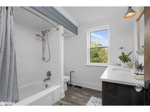 86 Mill Street E, Hillsdale, ON - Indoor Photo Showing Bathroom