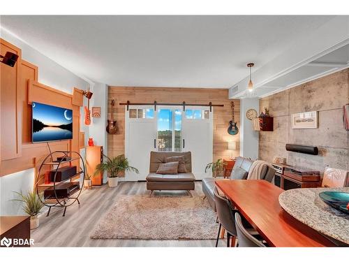 612-135 James Street South Street, Hamilton, ON - Indoor Photo Showing Living Room