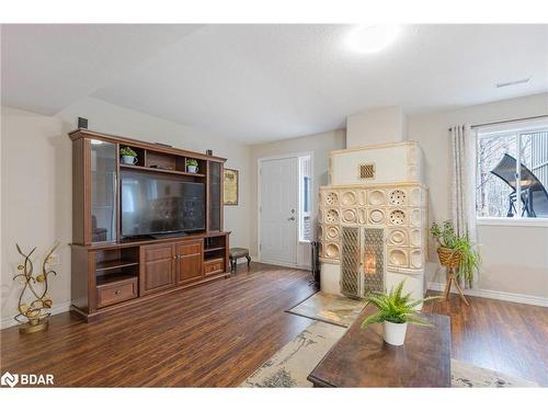 6975 Ortona Road, Essa, ON - Indoor Photo Showing Living Room