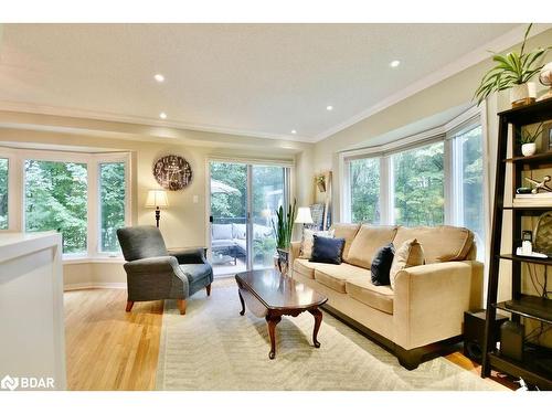 10-492 Laclie St Street, Orillia, ON - Indoor Photo Showing Living Room