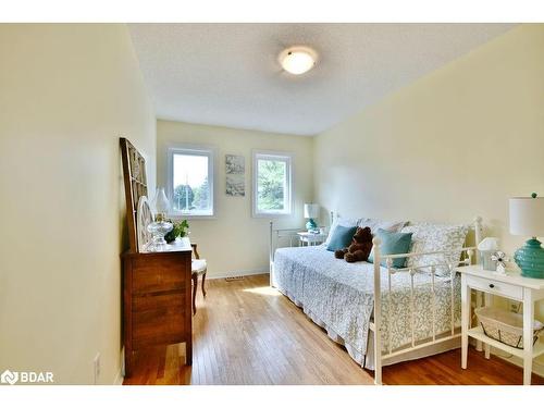 10-492 Laclie St Street, Orillia, ON - Indoor Photo Showing Bedroom