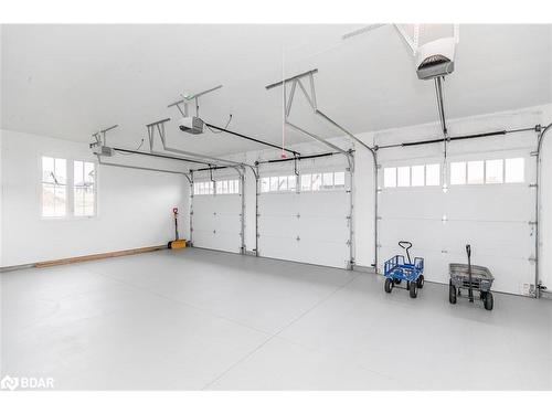 3 Morgan Drive, Oro-Medonte, ON - Indoor Photo Showing Garage