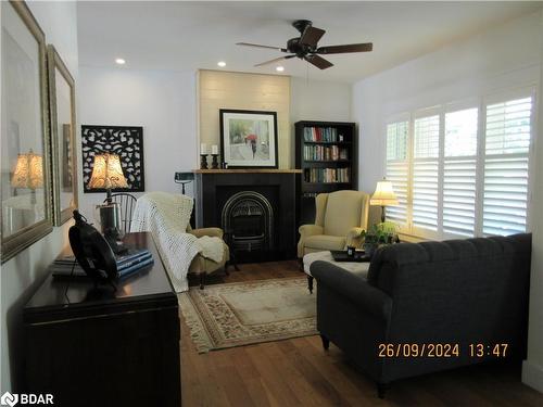 1189 Sunnidale Road, Springwater, ON - Indoor Photo Showing Living Room