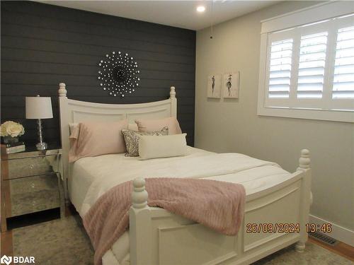 1189 Sunnidale Road, Springwater, ON - Indoor Photo Showing Bedroom