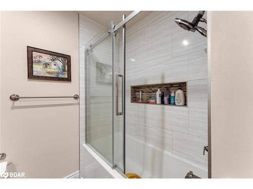 28 Thackeray Crescent, Barrie, ON - Indoor Photo Showing Bathroom