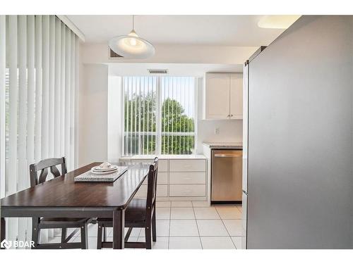 204-330 Red Maple Road, Richmond Hill, ON - Indoor Photo Showing Dining Room