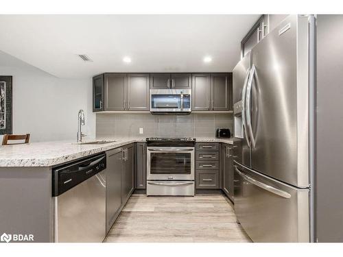 307-80 Horseshoe Boulevard, Oro-Medonte, ON - Indoor Photo Showing Kitchen With Stainless Steel Kitchen With Upgraded Kitchen