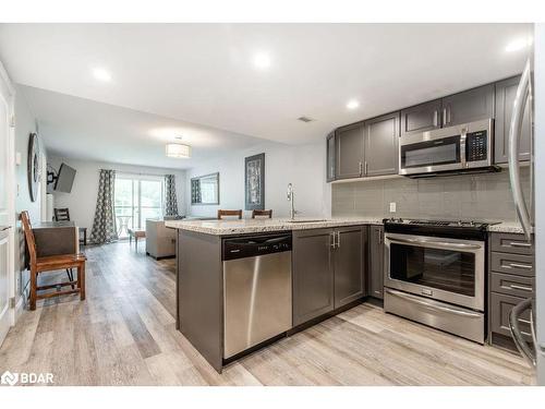 307-80 Horseshoe Boulevard, Oro-Medonte, ON - Indoor Photo Showing Kitchen With Stainless Steel Kitchen With Upgraded Kitchen