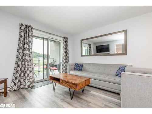 307-80 Horseshoe Boulevard, Oro-Medonte, ON - Indoor Photo Showing Living Room