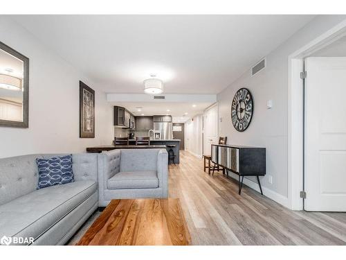 307-80 Horseshoe Boulevard, Oro-Medonte, ON - Indoor Photo Showing Living Room