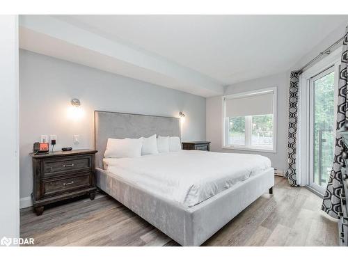 307-80 Horseshoe Boulevard, Oro-Medonte, ON - Indoor Photo Showing Bedroom