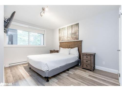 307-80 Horseshoe Boulevard, Oro-Medonte, ON - Indoor Photo Showing Bedroom