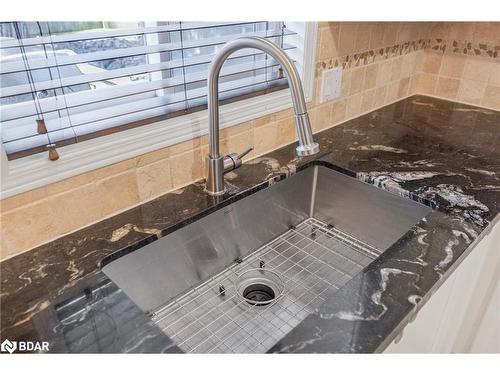 33 Glen Oak Court, Barrie, ON - Indoor Photo Showing Kitchen