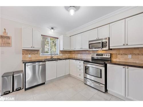 33 Glen Oak Court, Barrie, ON - Indoor Photo Showing Kitchen