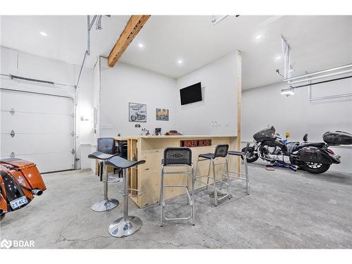 33 Glen Oak Court, Barrie, ON - Indoor Photo Showing Garage