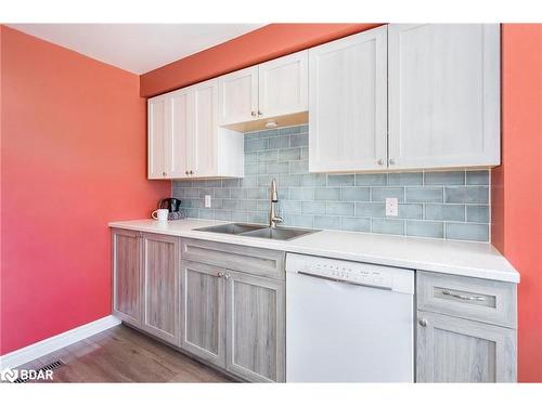 117 Nathan Crescent, Barrie, ON - Indoor Photo Showing Kitchen With Double Sink