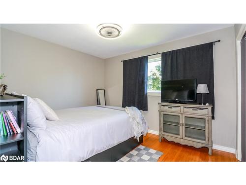 27 Highcroft Road, Barrie, ON - Indoor Photo Showing Bedroom