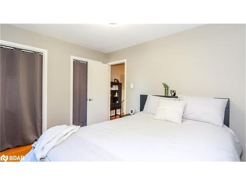 27 Highcroft Road, Barrie, ON - Indoor Photo Showing Bedroom