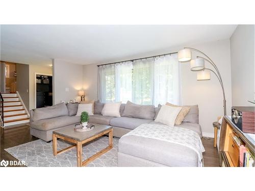 27 Highcroft Road, Barrie, ON - Indoor Photo Showing Living Room