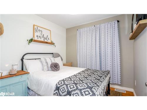 27 Highcroft Road, Barrie, ON - Indoor Photo Showing Bedroom