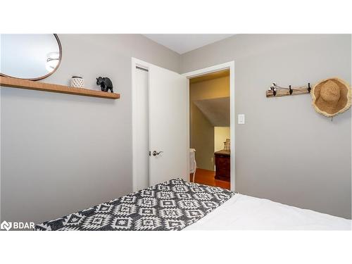 27 Highcroft Road, Barrie, ON - Indoor Photo Showing Bedroom