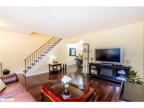 J5-63 Ferris Lane, Barrie, ON - Indoor Photo Showing Living Room