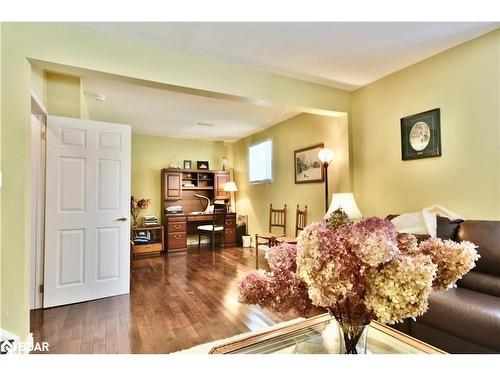 31 Harwood Drive, Barrie, ON - Indoor Photo Showing Living Room