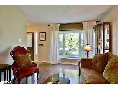 31 Harwood Drive, Barrie, ON - Indoor Photo Showing Living Room