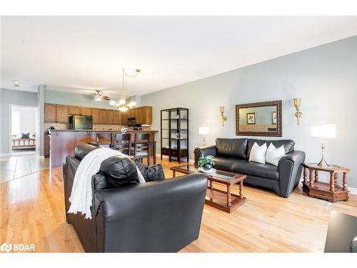 33 Royal Beech Drive, Wasaga Beach, ON - Indoor Photo Showing Living Room