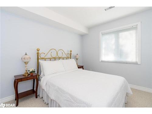 33 Royal Beech Drive, Wasaga Beach, ON - Indoor Photo Showing Bedroom