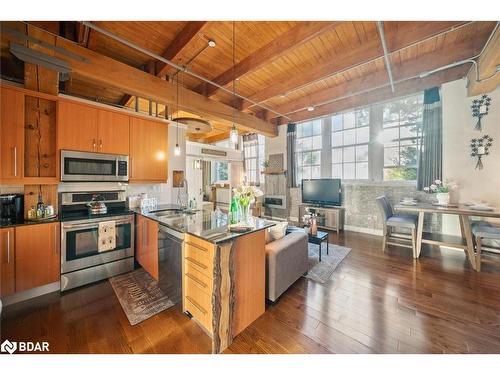 113-543 Timothy Street, Newmarket, ON - Indoor Photo Showing Kitchen