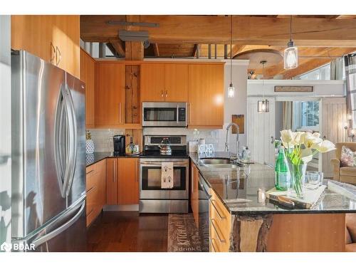 113-543 Timothy Street, Newmarket, ON - Indoor Photo Showing Kitchen