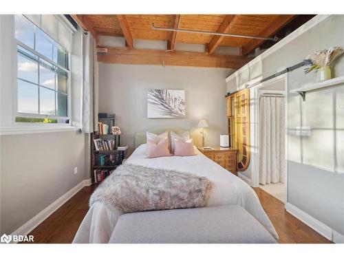 113-543 Timothy Street, Newmarket, ON - Indoor Photo Showing Bedroom