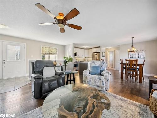 35 Grace Crescent Crescent, Oro-Medonte, ON - Indoor Photo Showing Living Room