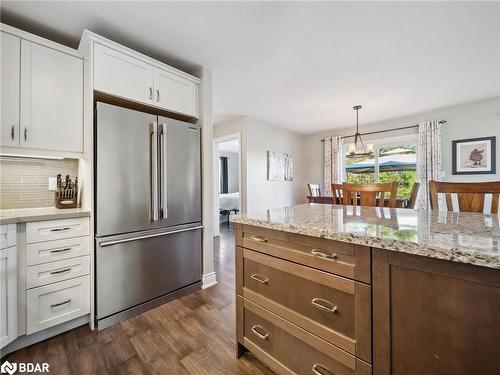 35 Grace Crescent Crescent, Oro-Medonte, ON - Indoor Photo Showing Kitchen With Upgraded Kitchen